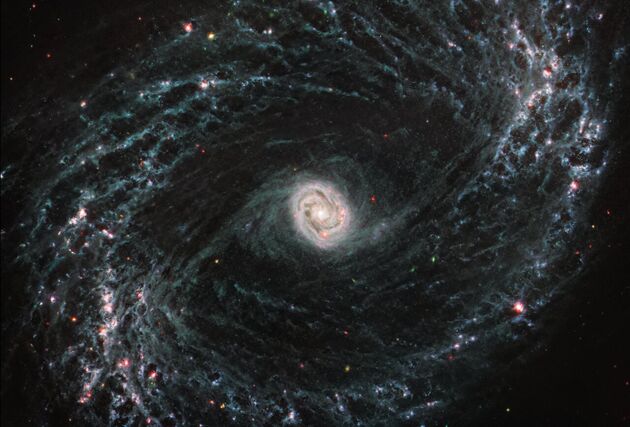 Het `infrarood` kiekje van NGC 1433, gemaakt door James Webb. Bron: <a href=\