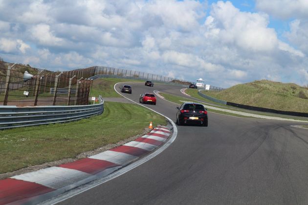 Dit heet een nu een straatje Alfa`s, wie er bij zit geniet zeker!