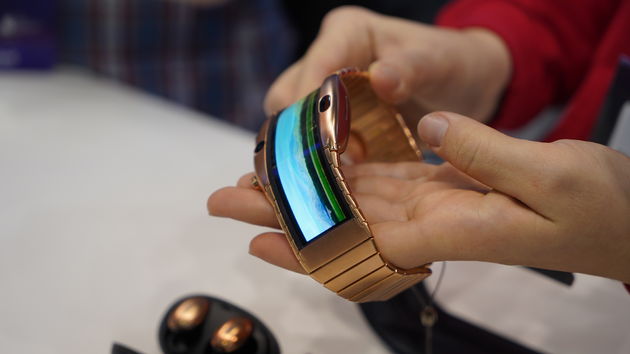 Nubia wearable phone in het goud