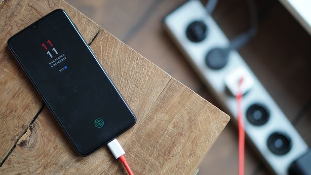 Met de snellader van OnePlus kun je binnen een halfuur 50% tot 60% bijladen.