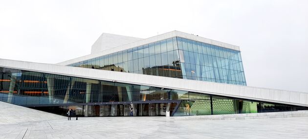 De Opera van Oslo is een van de beroemde gebouwen met zonnepanelen.