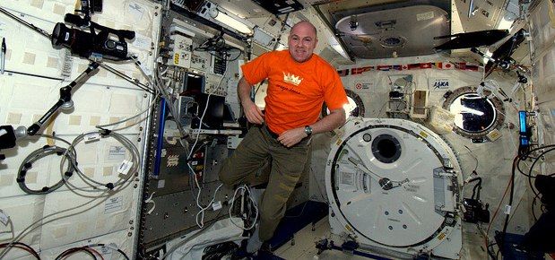 oranje-boven-in-het-ruimtestation.jpg