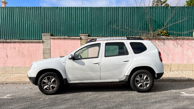 Dacia Duster, een van zijn voorgangers gefotografeerd in Cascais