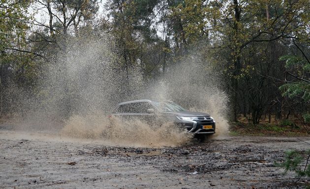 outdoor_mitsubishi_outlander_phev