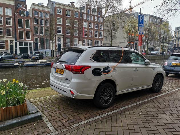 <i>Mogelijkheden om te parkeren en laden tegelijk zijn er genoeg in Amsterdam.</i>