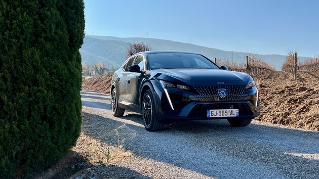 Peugeot 408 in de vroege ochtendzon in Catalunya