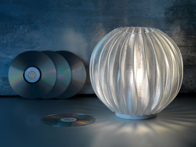 <i>Lamp gemaakt van gerecyclede CD`s.</i>