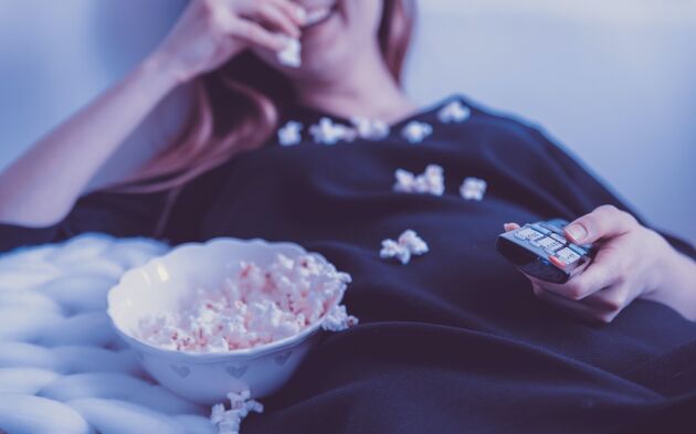 Netflix is fors duurder geworden. Dan maar bezuinigen op de popcorn?