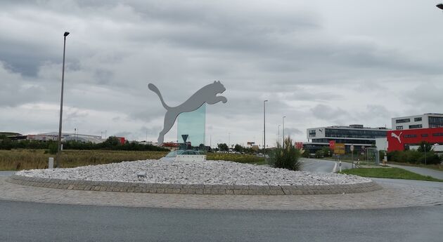 En uiteraard geen Adidas reclame op de Puma rotondes in Herzogenaurach