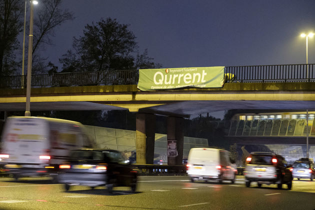 De Qurrent vlag wordt bij de A13 opgehangen.