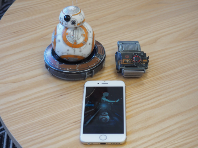 Met de app en de wearable kun je met je hand zwaaien en BB-8 laten bewegen.