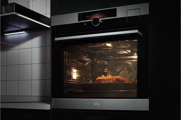 AEG SenseCook oven met kerntemperatuursensor en Shuttle Control