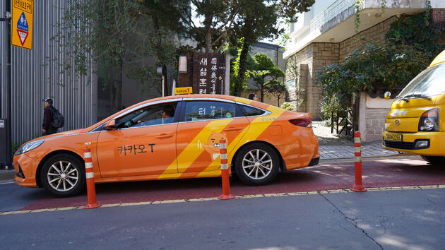 Waar veel gele taxi`s vaak ui Japan komen zijn de oranje Taxi`s in Seoul duidelijk de baas