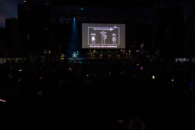 Overzicht van de zaal tijdens de opnames van The Smartphone Orchestra op Lowlands