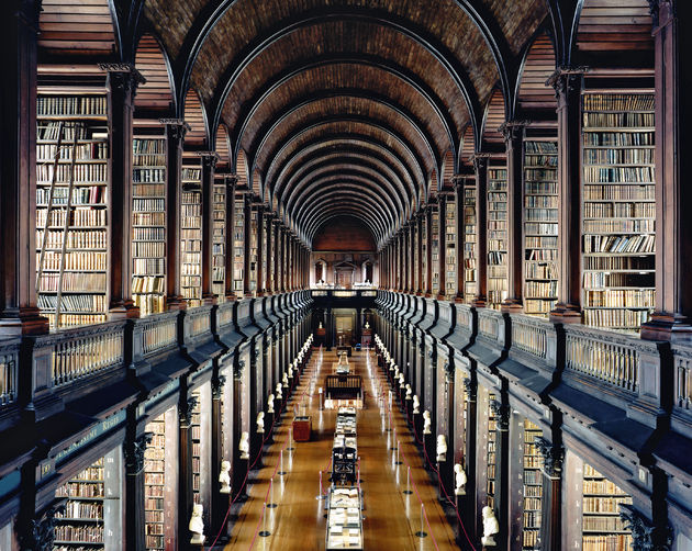 <i>Trinity College Library Dublin I 2004. Copyright Candida H\u00f6fer_VG Bild-Kunst, Bonn.</i>