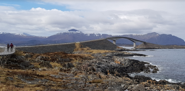 De Storseisundet brug tussen Aver\u00f8y en het schiereiland Romsdalshalv\u00f8ya.