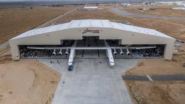 stratolaunch-largest-plane-4