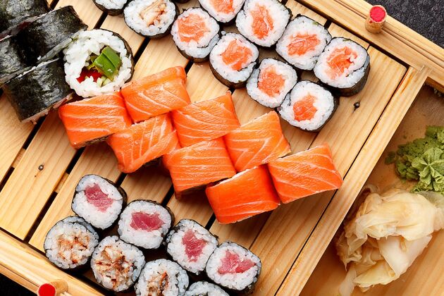 Lekker sushi eten voordat het vliegtuig vertrekt