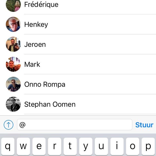 Tik het apenstaartje en je kunt alle deelnemers aan het groepsgesprek selecteren