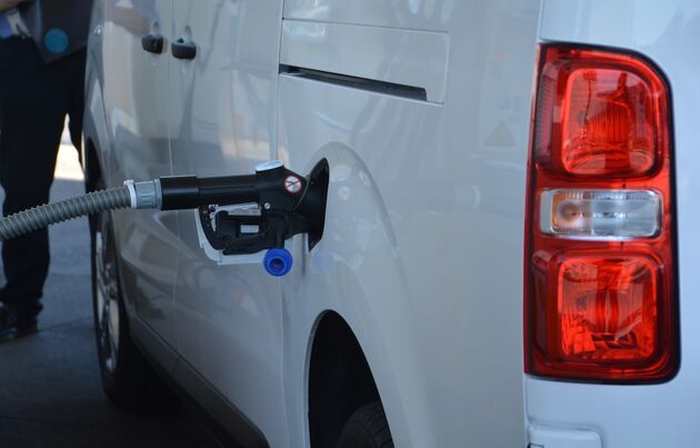 Het `volgooien` van een waterstof-elektrische auto heeft veel weg van LPG tanken.
