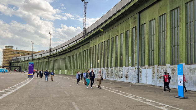 De voormalige luchthaven Tempelhof, een gebouw van 1.2 km lengte