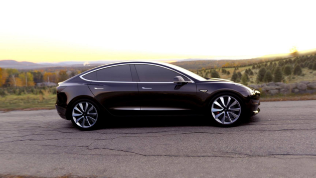 De Tesla Model 3, die eind van het jaar uit de Gigafactory moet gaan rollen.