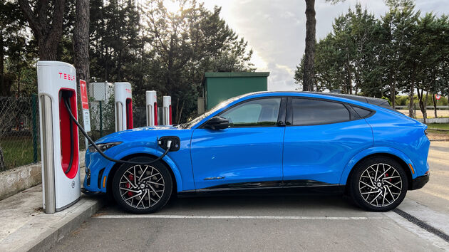 Laden bij een Tesla Supercharger in El Montico.