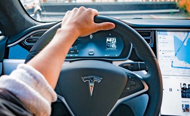 Voorlopig zul je de handen nog altijd aan het stuur moeten houden, ook in een Tesla.