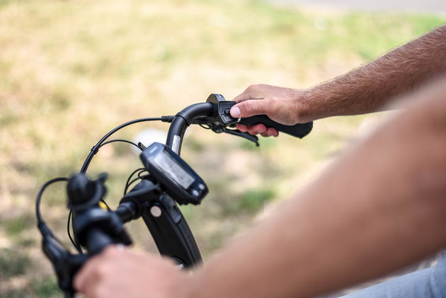 Schakelen doe je eenvoudig op het stuur: dat kan automatisch of handmatig