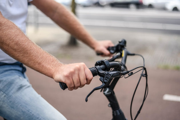 Op een stijlvolle e-bike horen lederen handgrepen