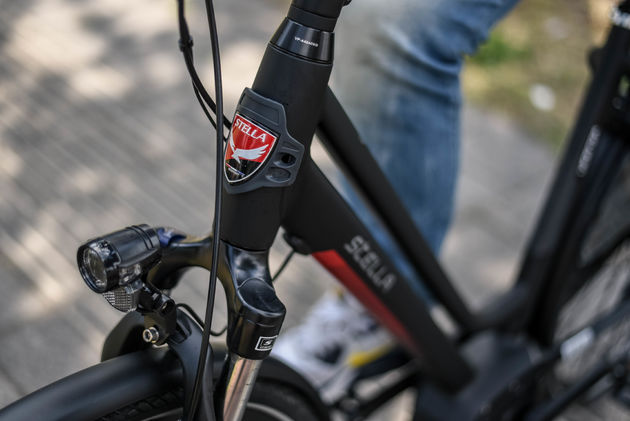 De rode details maken deze fiets enigszins sportief