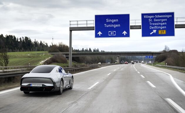 De Vision EQXX in actie op de `Deutsche Autobahn`.