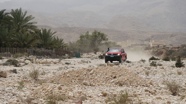 Eerste off-road track in een opgedroogde rivierbedding