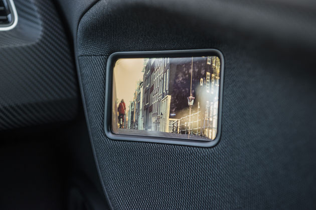 Het display waarop alles achter de auto te zien is.