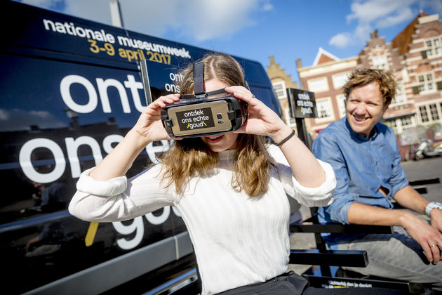 Vlogster IAmTheKnees en Klaas van Kruistum openen het eerste Nationaal VR-museum ter wereld