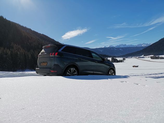 Wat een plaatje de Peugeot 5008 in de Italaanse Alpen
