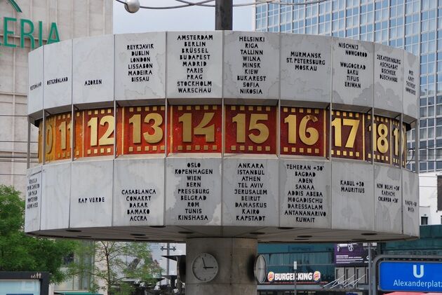 Op de Alexanderplatz in Berlijn staat deze wereldklok, met alle tijdzones.