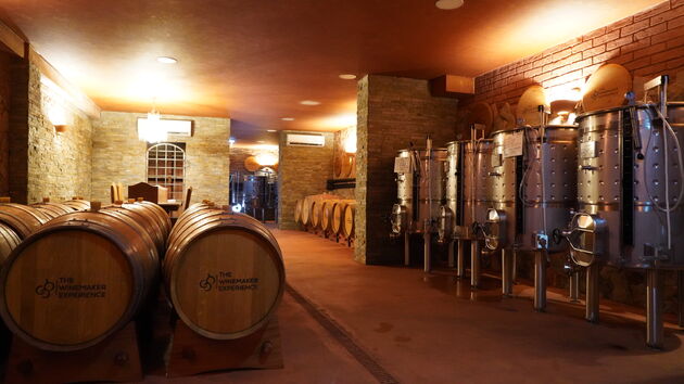 Links liggen de vaten van de wijnmakers, rechts staan de eigen ketels voor ieder zijn wijn