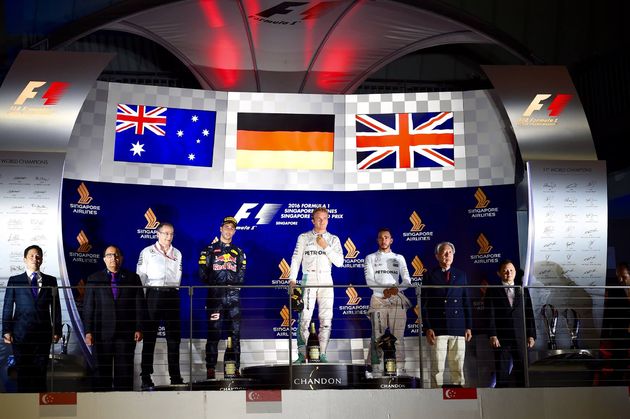 <em>Het podium in Singapore. Foto credits: <a href=\