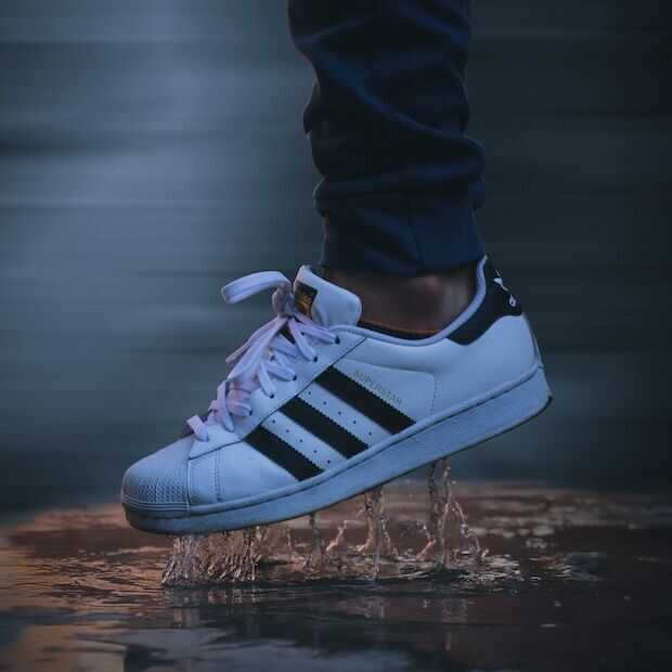 Nike en Adidas ruzien om apps en verstelbare sneakers